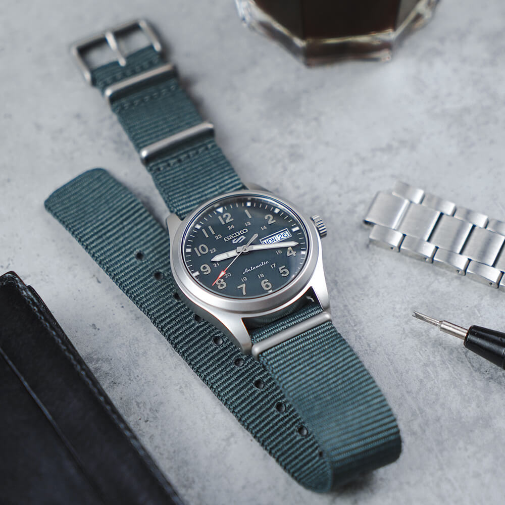 Seiko 5 Sports Automatico Quadrante Grigio 39.4mm Stile Khaki Field SRPG31K