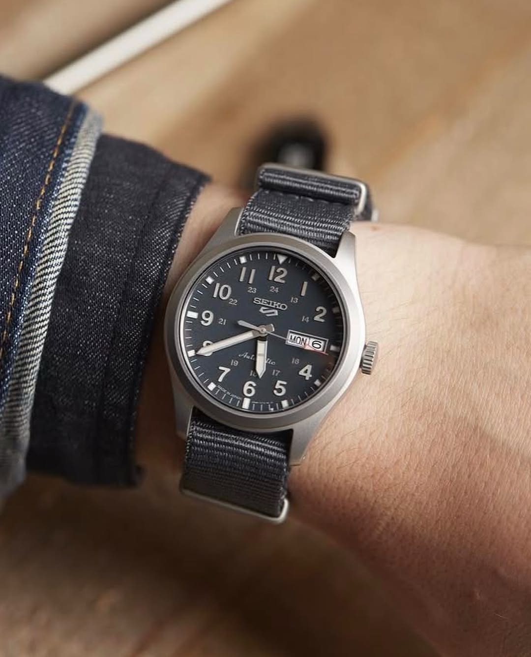 Seiko 5 Sports Automatico Quadrante Grigio 39.4mm Stile Khaki Field SRPG31K