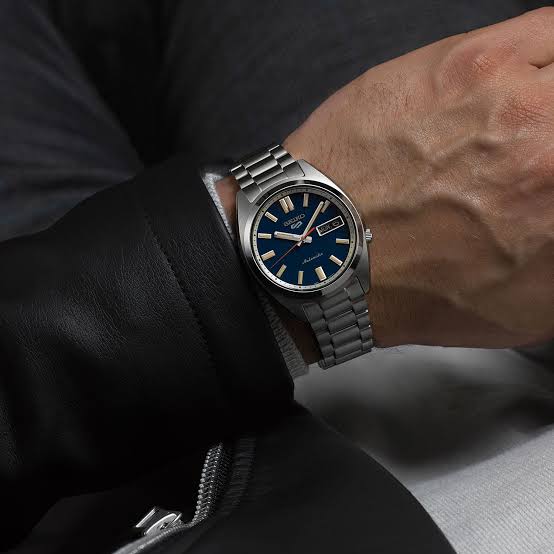 Seiko 5 Sports SRPK87 orologio uomo automatico con quadrante blu, cassa acciaio 37,4 mm e bracciale in acciaio.