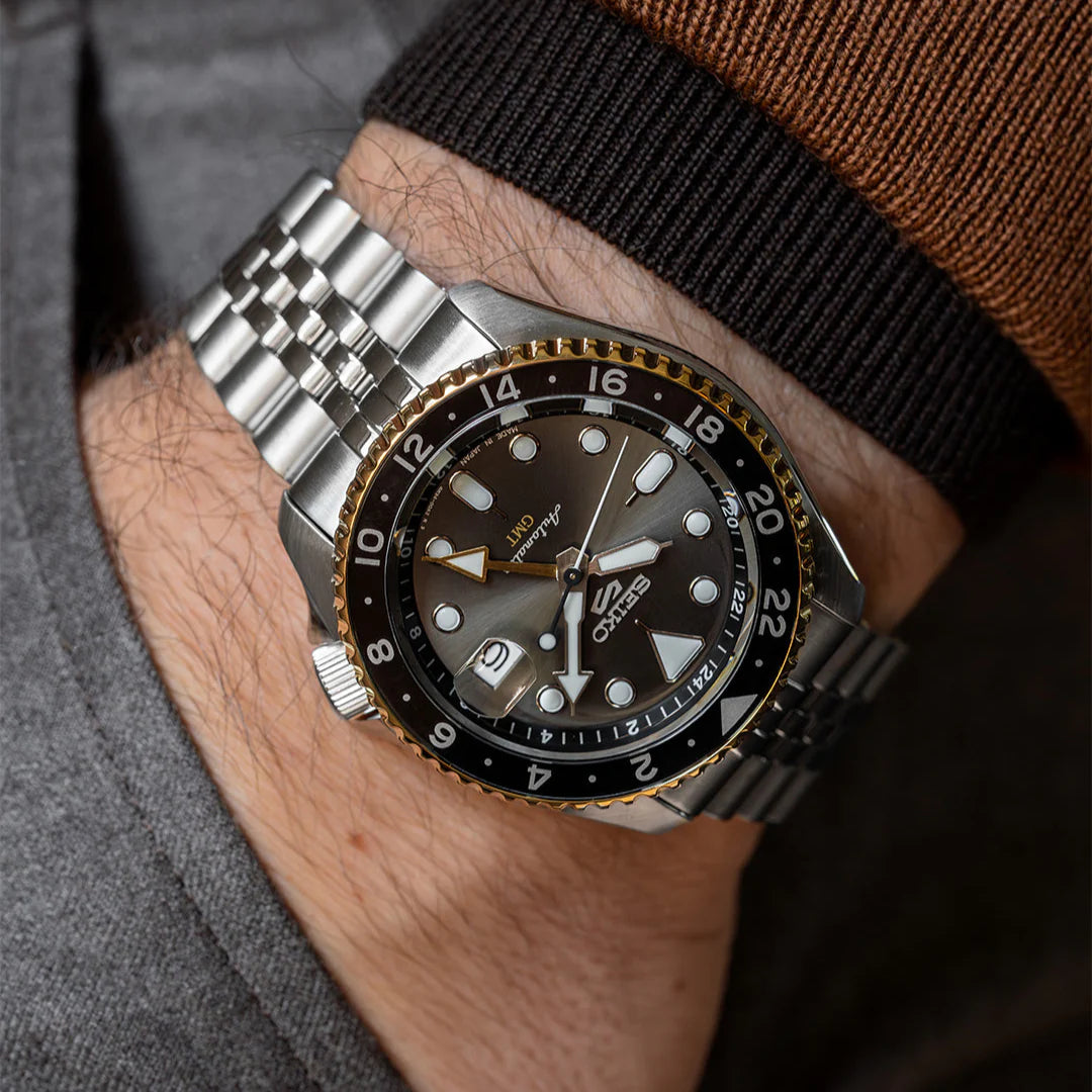 Seiko 5 Sports SSK021 Automatico GMT 42,5mm quadrante charcoal grigio cassa acciaio bicolore calibro 4R34 bracciale acciaio