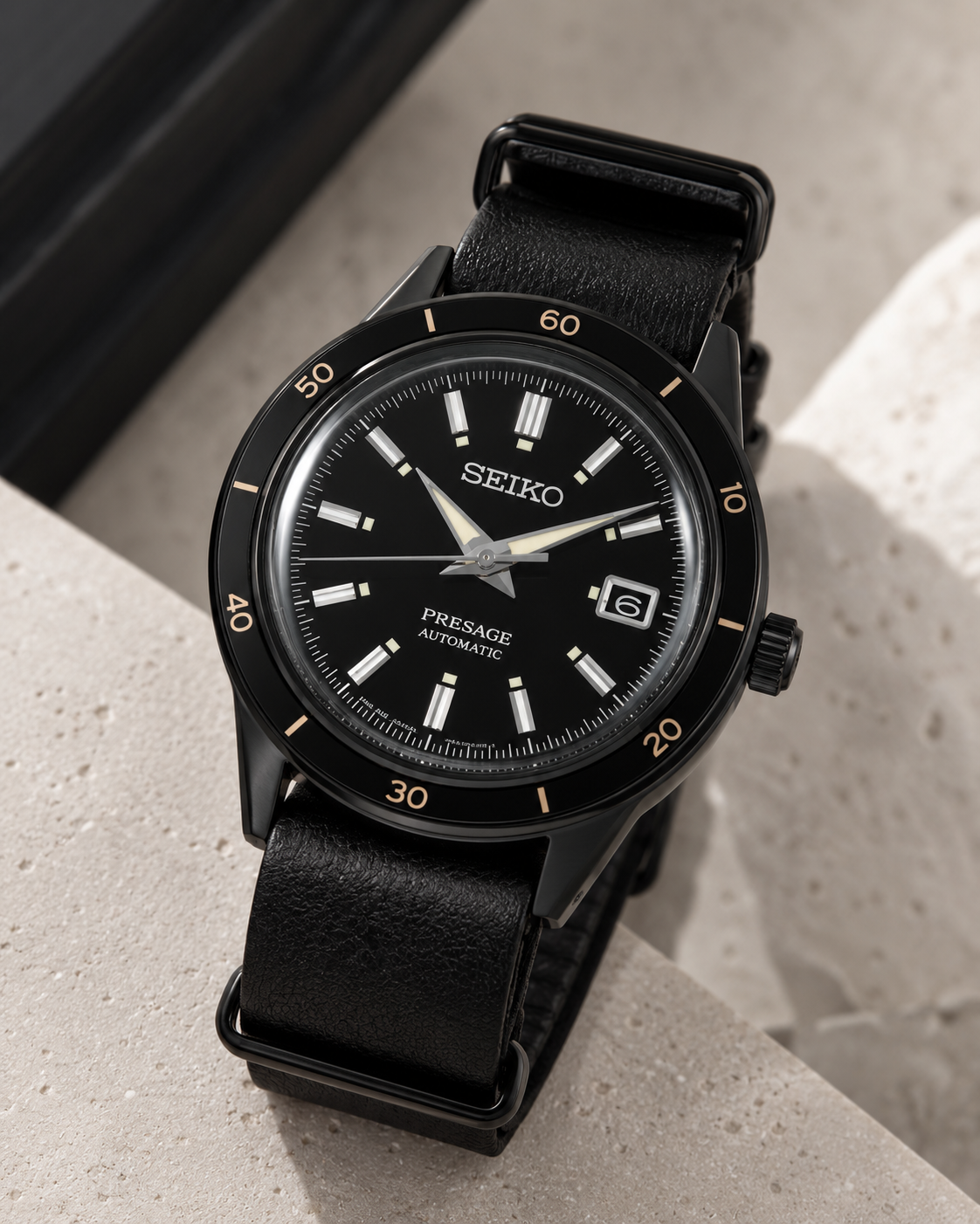 Seiko Presage Style 60's SRPH95J1 automatico 40,8 mm con quadrante nero, cassa PVD nera e cinturino in pelle nera.