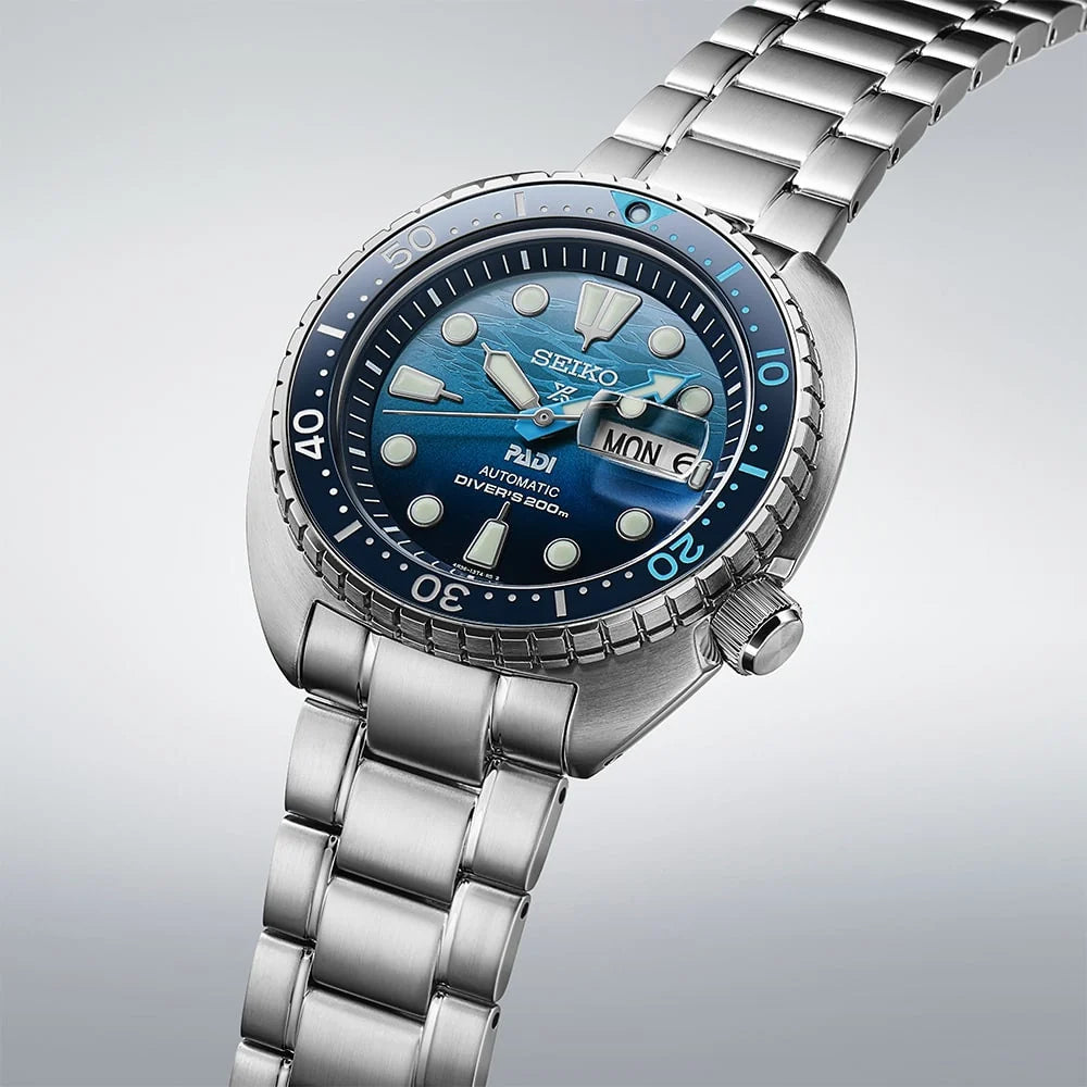 Seiko SRPD21J1 Prospex Turtle Save the Ocean automatico con quadrante blu, lunetta blu e nera e bracciale in acciaio.