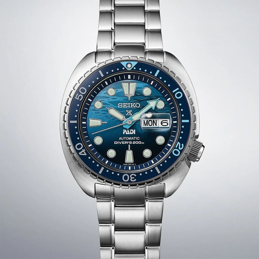 Seiko SRPD21J1 Prospex Turtle Save the Ocean automatico con quadrante blu, lunetta blu e nera e bracciale in acciaio.