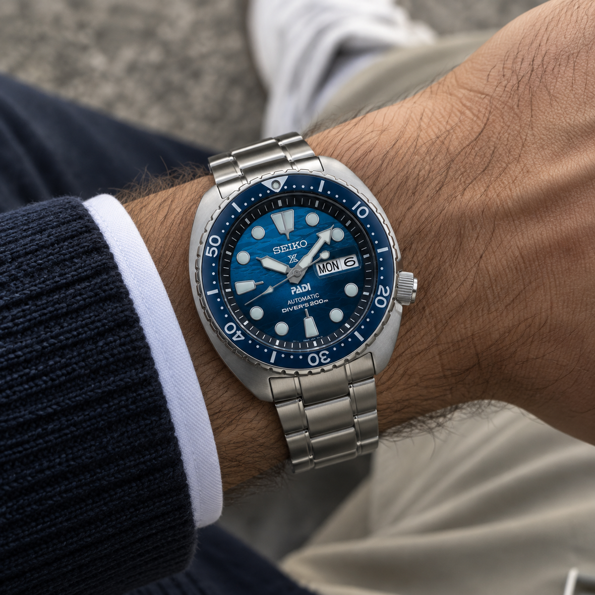 Seiko SRPD21J1 Prospex Turtle Save the Ocean automatico con quadrante blu, lunetta blu e nera e bracciale in acciaio.