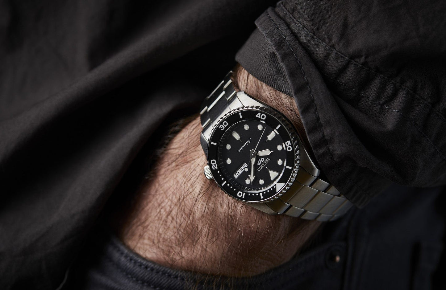 Seiko 5 Sports SRPD55K1 – Automatico, quadrante nero, cassa 42,5mm in acciaio, lunetta nera, movimento 4R36

