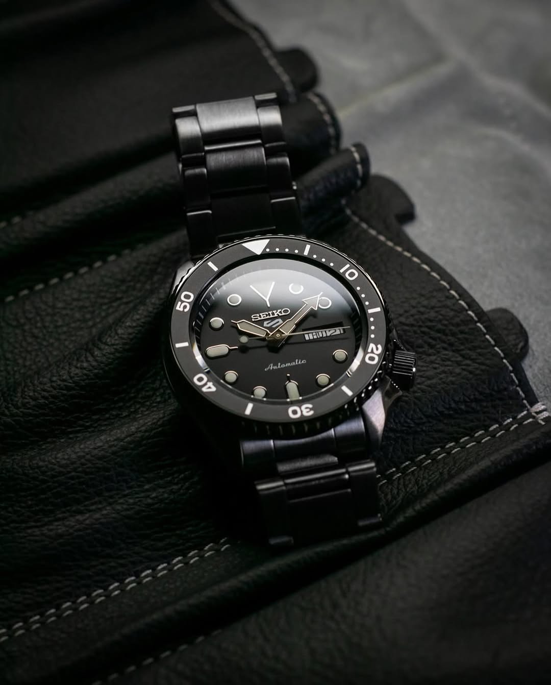 Seiko 5 Sports SRPD65K1 – Automatico, quadrante nero, cassa nera PVD 42,5mm, lunetta nera, movimento 4R36


