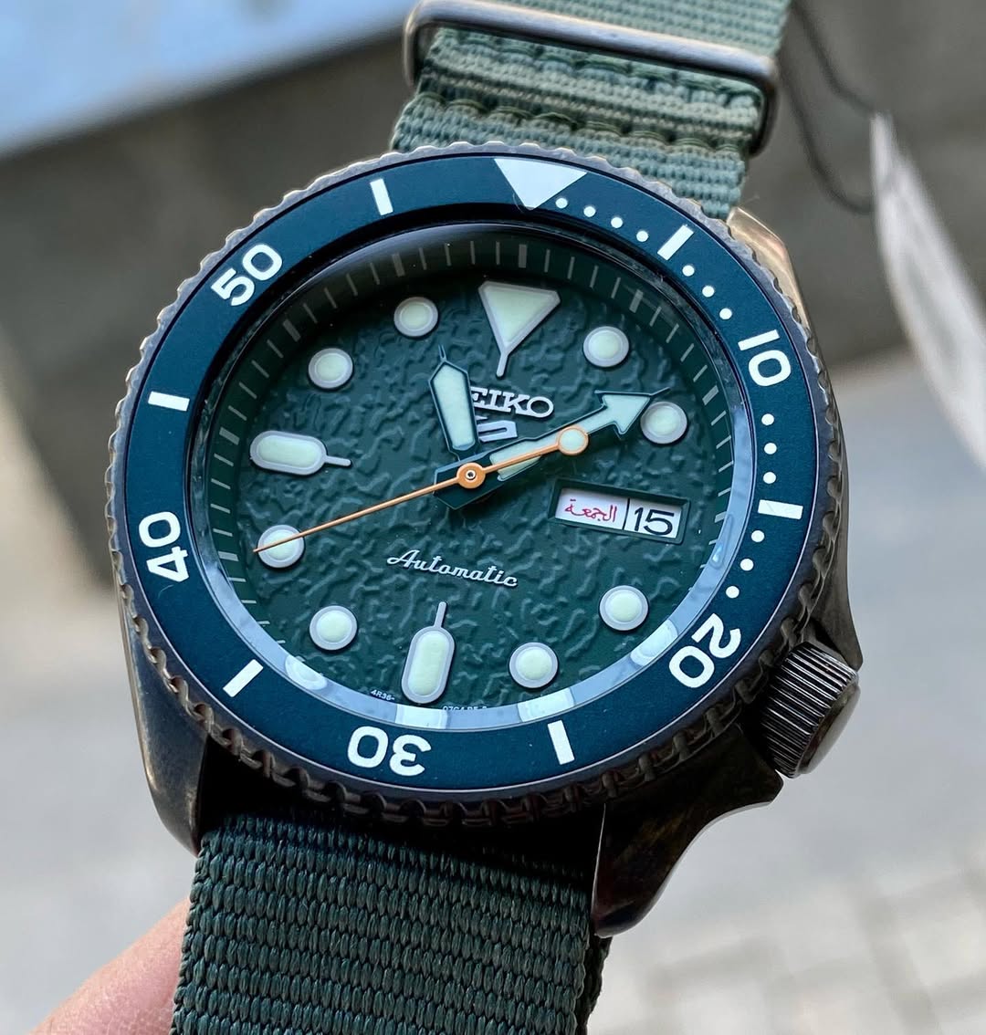 Seiko SRPD77K1 automatico verde acciaio 42,5mm quadrante sunburst day date calibro 4R36