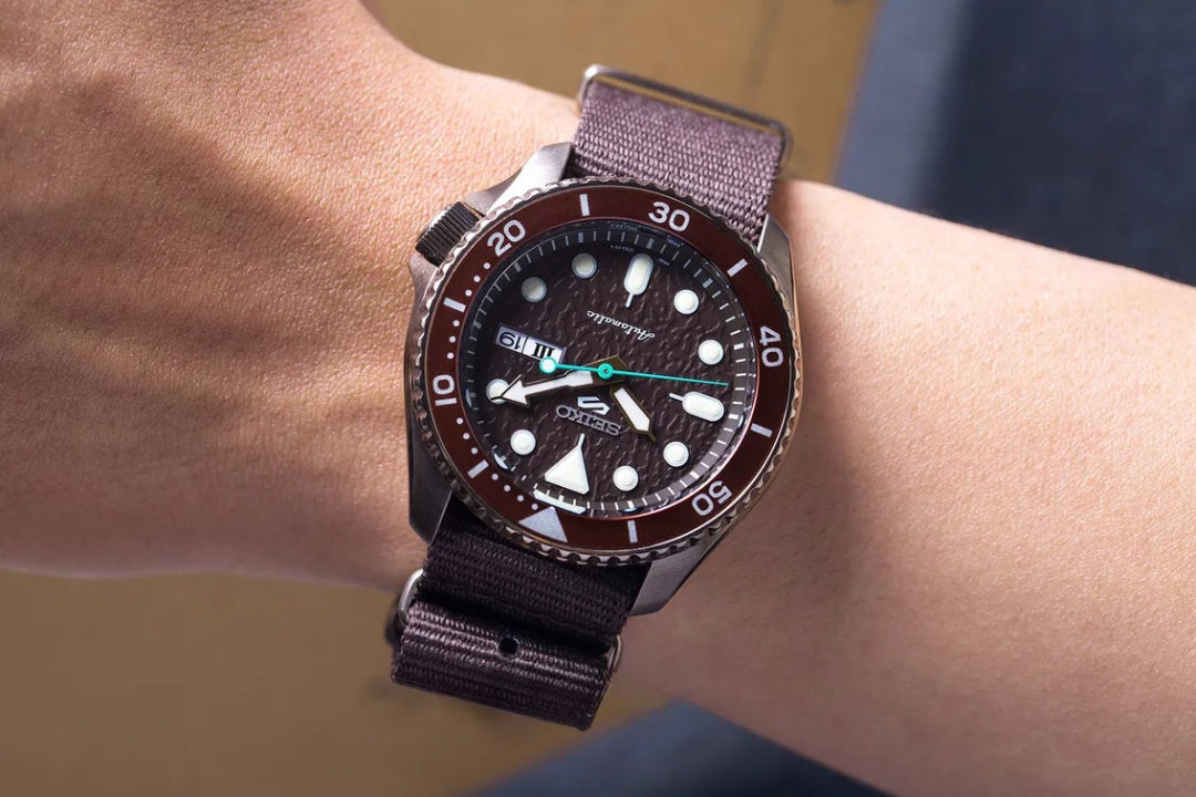 Seiko SRPD85K1 automatico marrone hard coating 42,5mm quadrante day date calibro 4R36 nylon