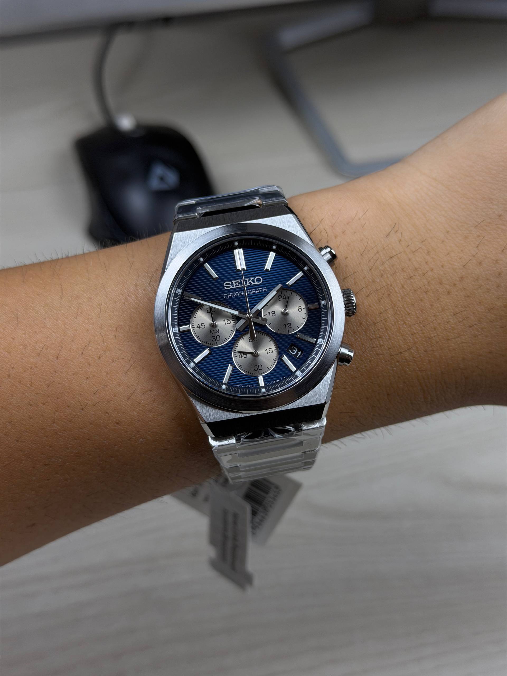 Orologio Seiko SSB453 cronografo da uomo con quadrante blu, cassa in acciaio da 40 mm, bracciale in acciaio e vetro zaffiro.