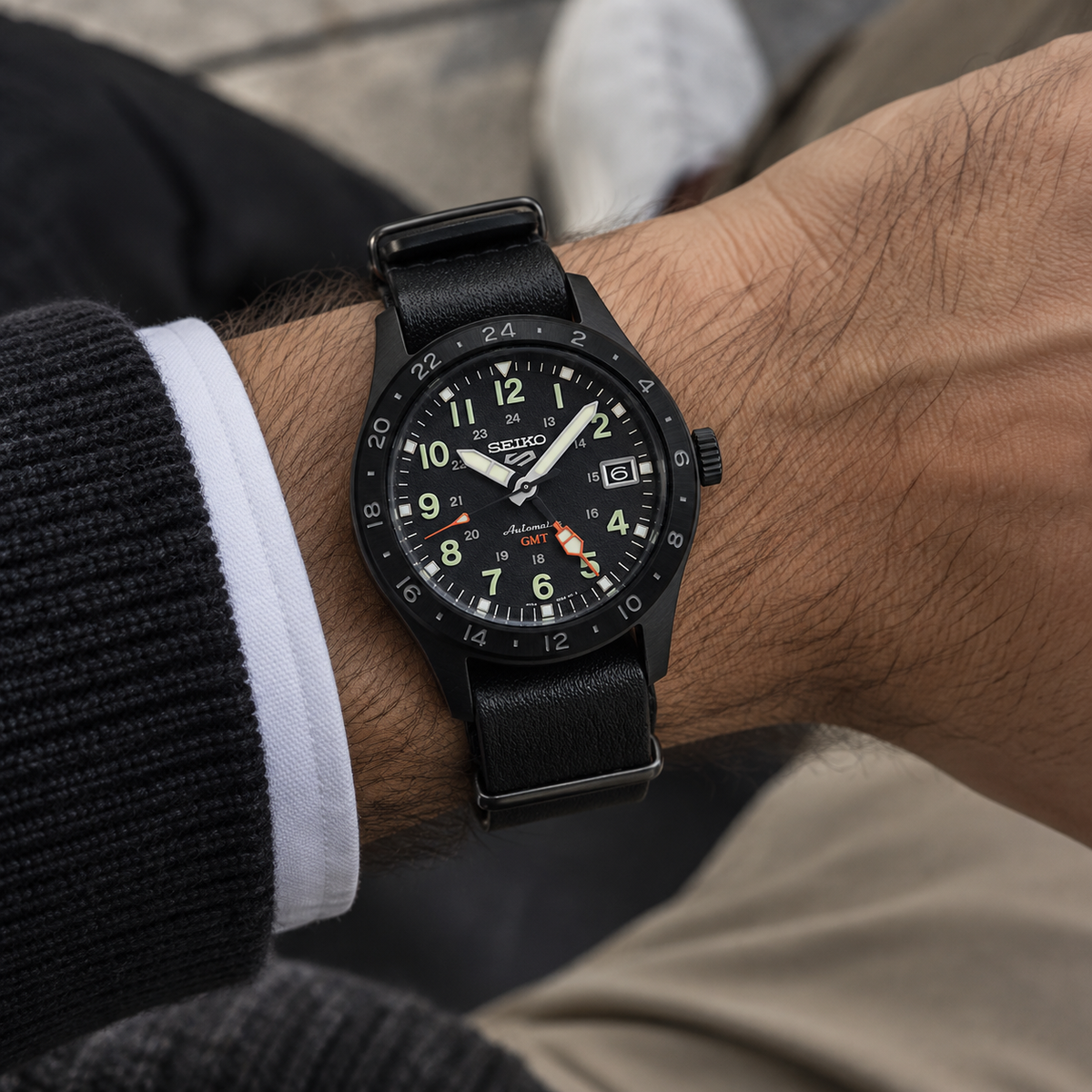 Seiko SSK025 automatico GMT 39,4 mm con cassa in acciaio, quadrante e cinturino in pelle.