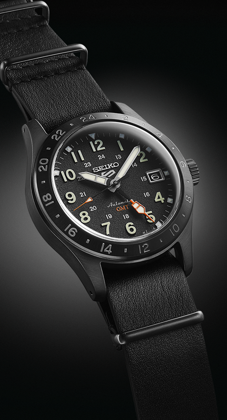 Seiko SSK025 automatico GMT 39,4 mm con cassa in acciaio, quadrante e cinturino in pelle.