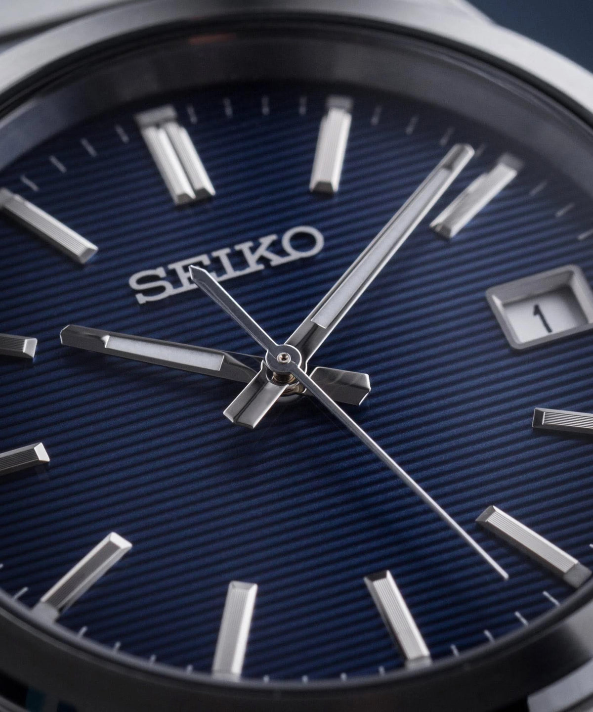 Seiko SUR555P1 Classic uomo 38,5 mm con quadrante blu scuro, cassa in acciaio, vetro zaffiro e indici LumiBrite.