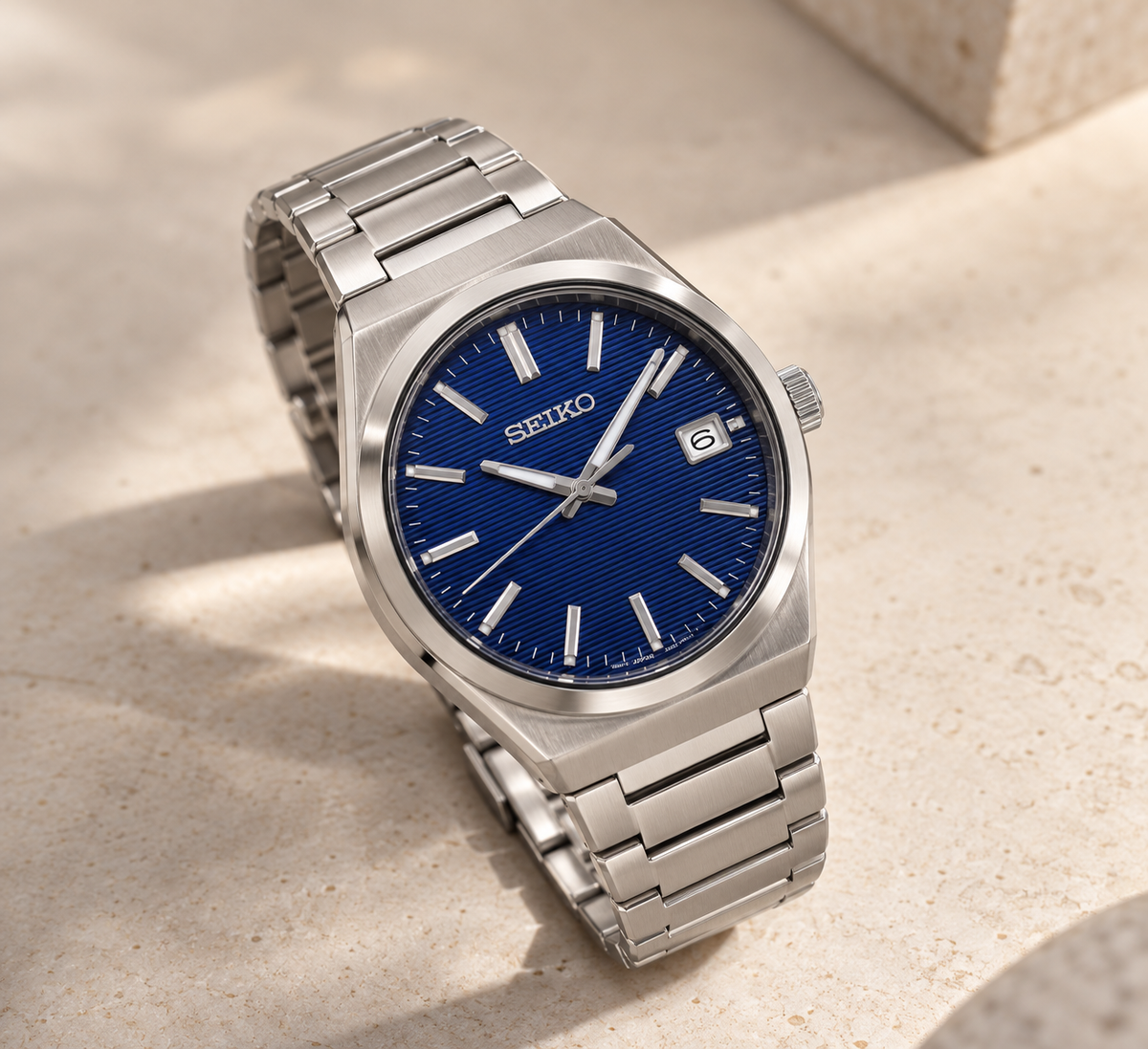 Seiko SUR555P1 Classic uomo 38,5 mm con quadrante blu scuro, cassa in acciaio, vetro zaffiro e indici LumiBrite.