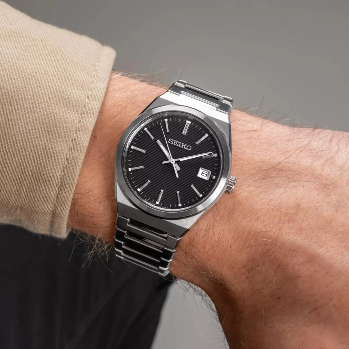 Seiko SUR557P1 Classic uomo 38,5 mm con quadrante nero, cassa in acciaio, vetro zaffiro e LumiBrite.