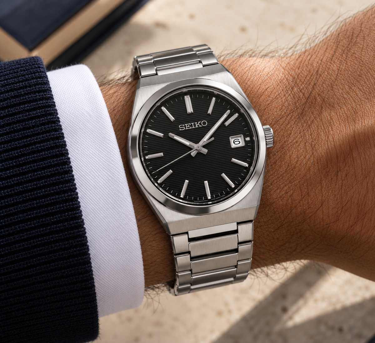 Seiko_SUR557P1_Classic_uomo_38_5_mm_con_quadrante_nero_cassa_in_acciaio_vetro_zaffiro_e_LumiBrite._4