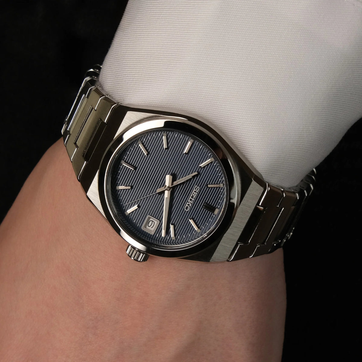 Seiko SUR575P1 Classic donna 34 mm con quadrante blu a striature orizzontali, cassa in acciaio, vetro zaffiro e bracciale integrato.