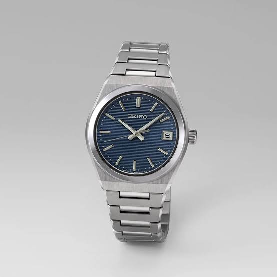 Seiko SUR575P1 Classic donna 34 mm con quadrante blu a striature orizzontali, cassa in acciaio, vetro zaffiro e bracciale integrato.