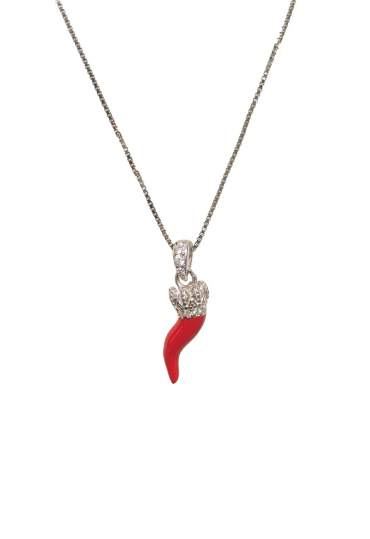Collana in argento con pendente a forma di peperoncino rosso, design estivo elegante, gioiello raffinato da donna, collana con ciondolo portafortuna, accessorio moda mare, stile mediterraneo, collana argento 925 con charm peperoncino, gioiello artigianale, idea regalo originale, collana leggera per l’estate, bijou argento con dettaglio rosso brillante.

