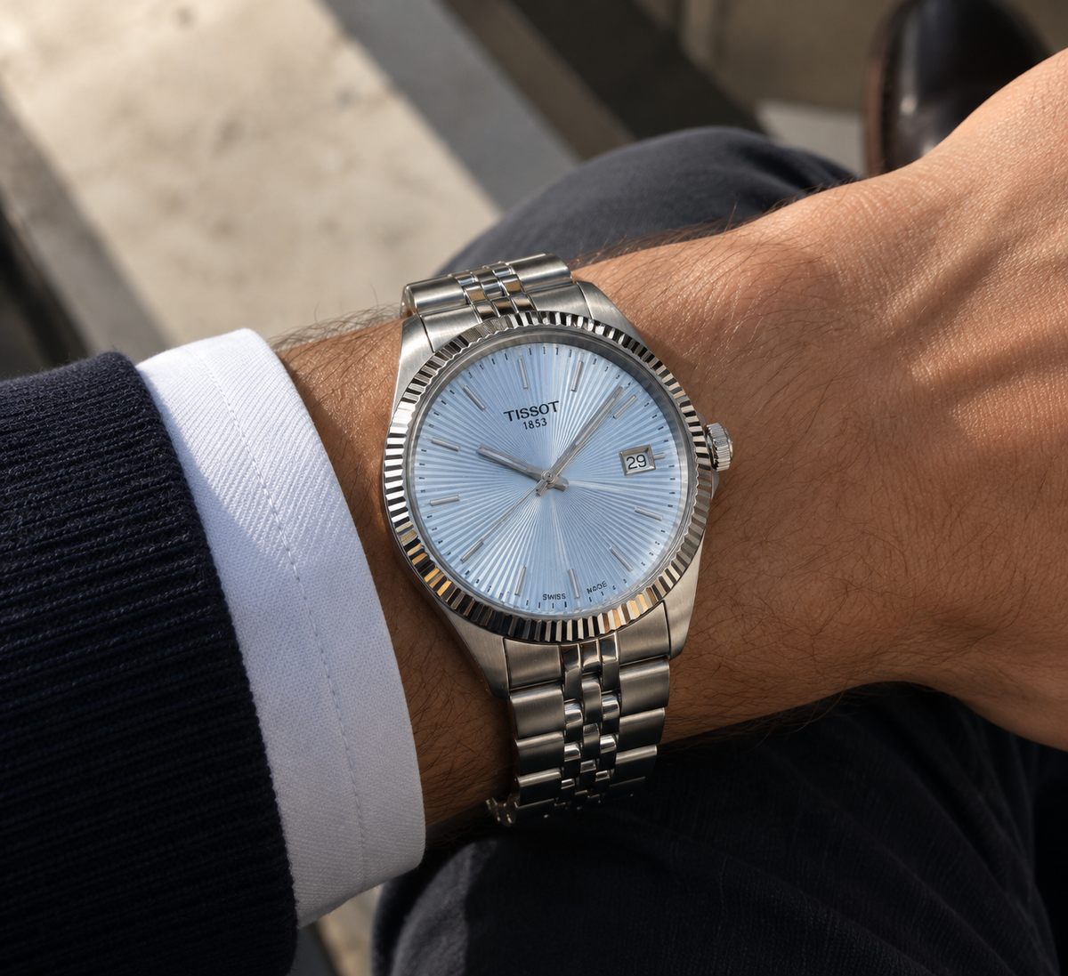 Tissot Ballade T156.410.11.351.00 40 mm con quadrante azzurro ghiaccio guilloché a raggi di sole, cassa in acciaio e bracciale in acciaio.