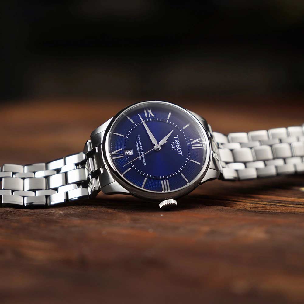 Tissot Chemin Des Tourelles Automatico Swiss Made Blu 42mm T139.407.11.048.00 con movimento automatico, riserva di carica 80 ore, lunetta in ceramica e vetro zaffiro.