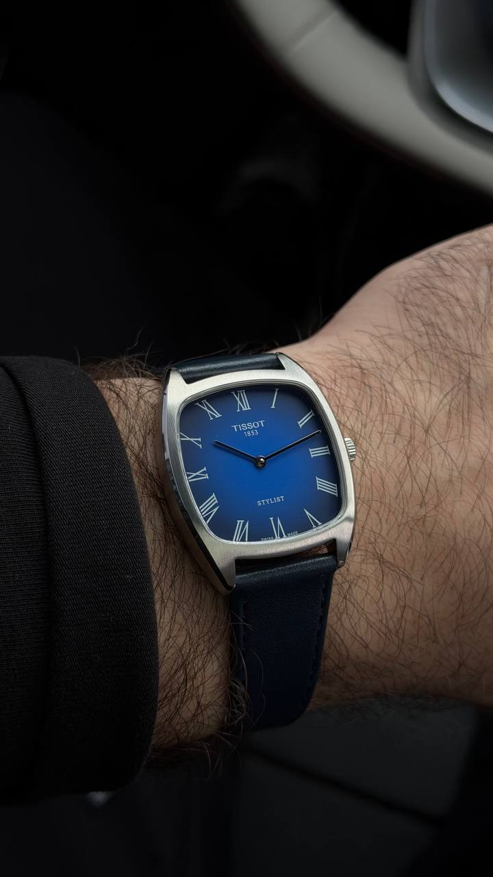 Tissot Heritage Contemporary T159.909.16.043.00 orologio quadrato Swiss Made vintage sportivo con quadrante blu sfumato numeri romani vetro zaffiro e cinturino in pelle blu 