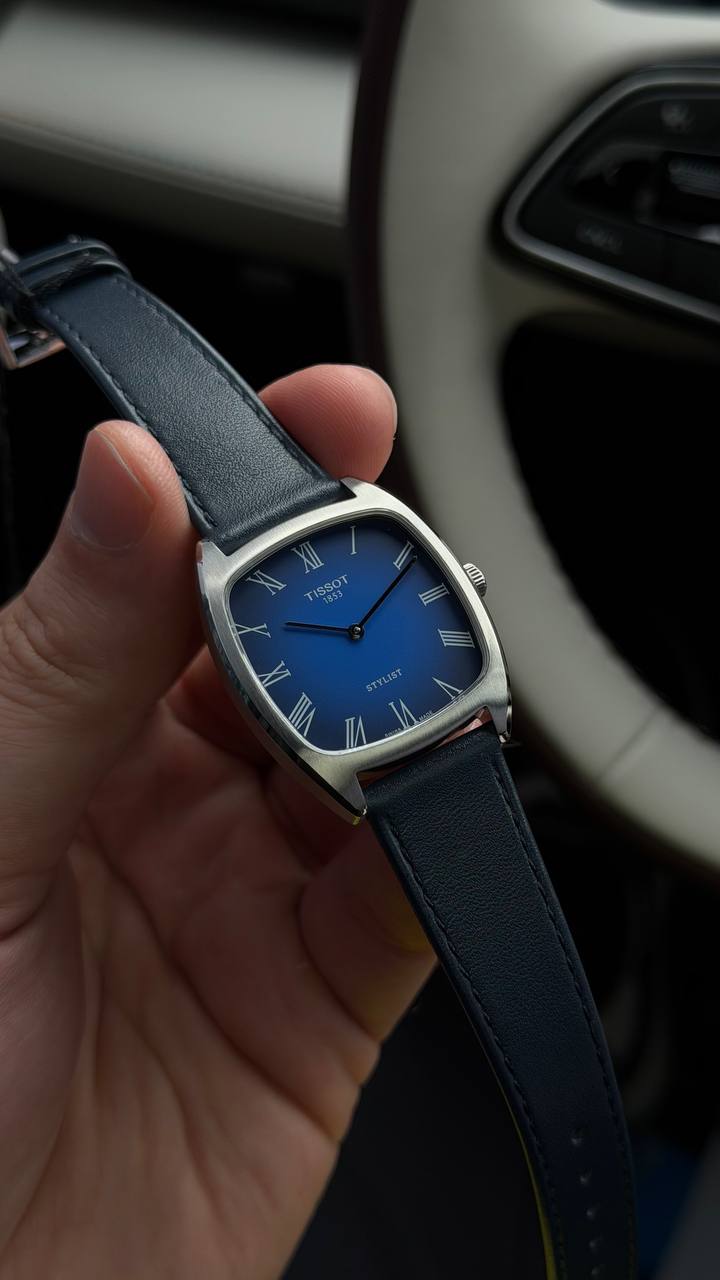 Tissot Heritage Contemporary T159.909.16.043.00 orologio quadrato Swiss Made vintage sportivo con quadrante blu sfumato numeri romani vetro zaffiro e cinturino in pelle blu