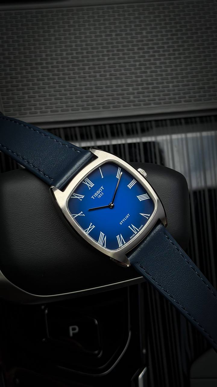 Tissot Heritage Contemporary T159.909.16.043.00 orologio quadrato Swiss Made vintage sportivo con quadrante blu sfumato numeri romani vetro zaffiro e cinturino in pelle blu