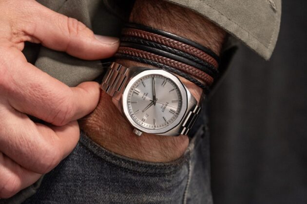 Tissot PRC 100 Solar T151.422.11.031.00 – Orologio uomo 39mm quarzo Swiss Made con quadrante argentato, cassa acciaio e vetro zaffiro antigraffio.
