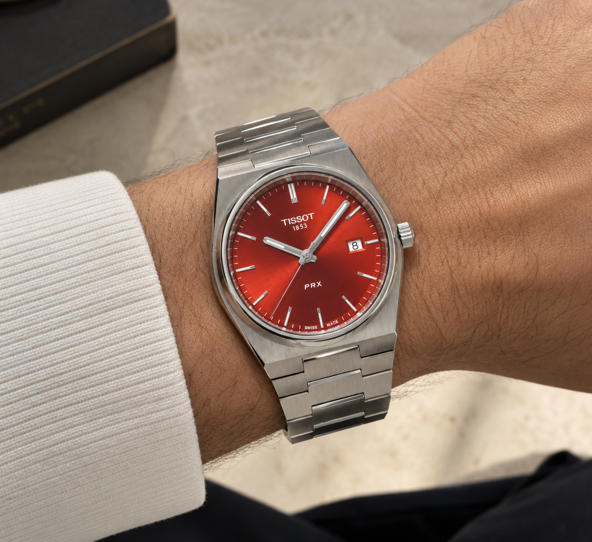 Tissot_PRX_40mm_T137.410.11.421.00_con_quadrante_rosso_a_raggiera_cassa_tonneau_in_acciaio_e_bracciale_integrato_