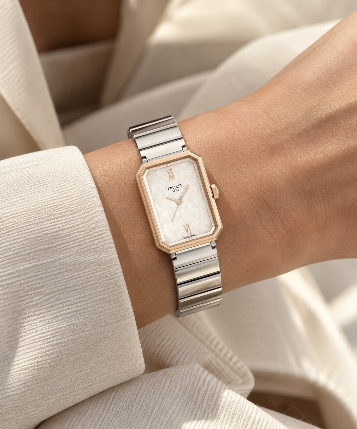 Tissot SRV T160.110.21.113.00 donna 30 mm stile Tank con quadrante in madreperla bianca, cassa rettangolare e bracciale in acciaio.