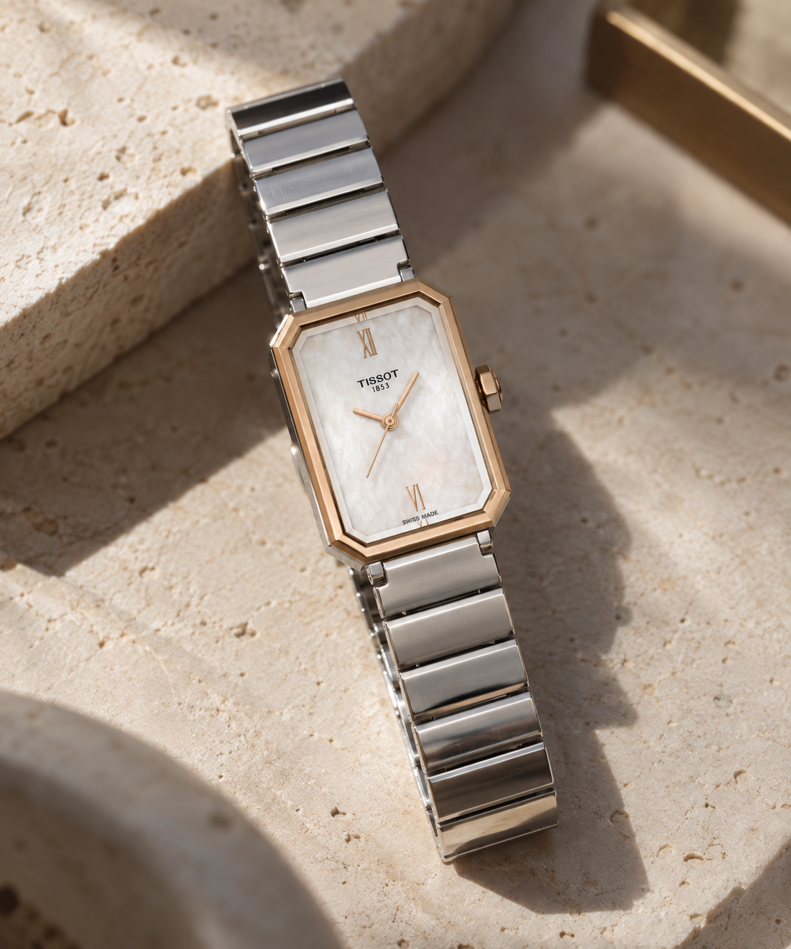 Tissot_SRV_T160.110.21.113.00_donna_30_mm_stile_Tank_con_quadrante_in_madreperla_bianca_cassa_rettangolare_e_bracciale_in_acciaio._