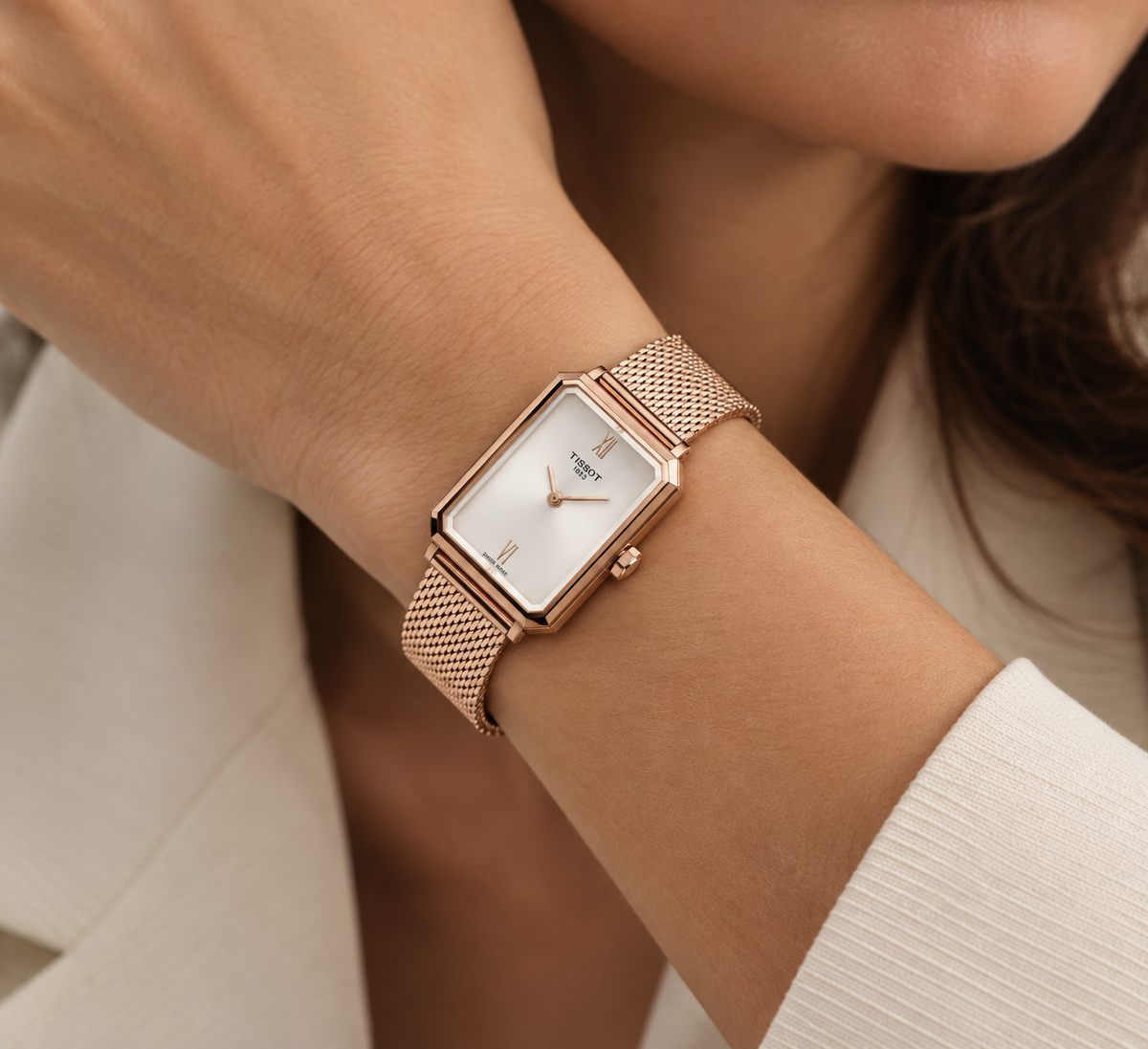 Tissot SRV T160.110.33.033.00 donna 30 mm con cassa rettangolare PVD oro rosa, quadrante argento e bracciale Milanese.