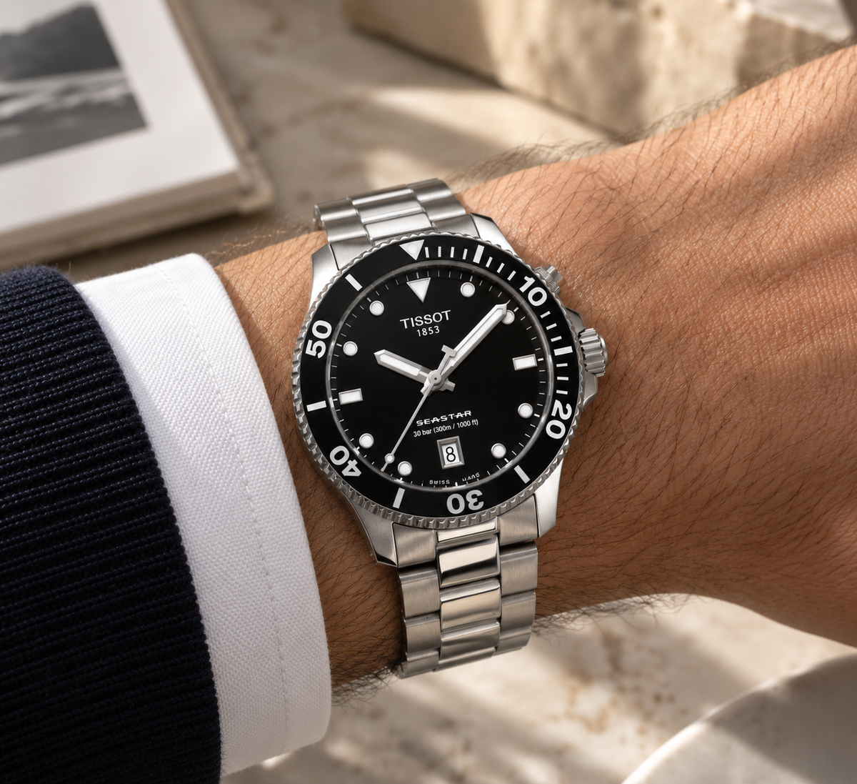 Tissot Seastar 1000 40mm T120.410.11.051.00 con quadrante nero, cassa in acciaio 316L, lunetta girevole e bracciale in acciaio.