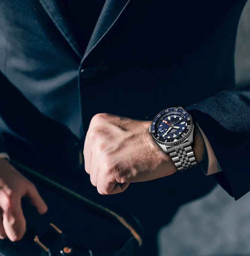 Seiko SSK003K1 orologio uomo automatico GMT 42,5mm cassa acciaio inox quadrante blu lunetta bicolore Batman vetro Hardlex bracciale jubilee resistente sportivo Lumibrite 4R34 datario

