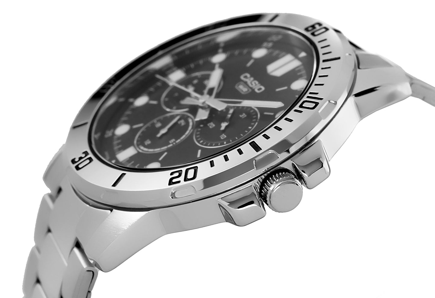 Orologio Casio MTP-VD300D-1E con quadrante nero e bracciale in acciaio, vista frontale

Dettaglio quadrante nero con sotto-quadranti giorno, data e 24 ore – Casio MTP-VD300D-1E

Vista laterale dell’orologio Casio MTP-VD300D-1E con cassa da 45 mm in acciaio inox

Orologio da uomo Casio con quadrante nero elegante e bracciale metallico – modello MTP-VD300D-1E
