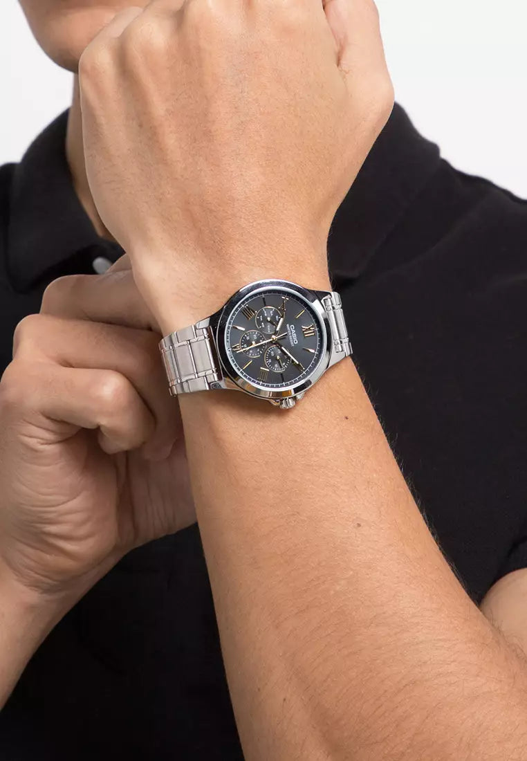 Casio MTP-V300D-1A2UDF – Stile classico con anima moderna
Un orologio elegante che unisce tradizione e praticità. Il Casio MTP-V300D-1A2UDF si distingue per il suo quadrante nero profondo, arricchito da numeri romani color oro che donano un tocco di classe senza tempo. Il tutto racchiuso in una cassa in acciaio da 44 mm, pensata per chi ama distinguersi con discrezione.

Caratteristiche principali:

Quadrante nero con numeri romani oro: Un contrasto elegante che richiama lo stile classico.

Cassa rotonda in