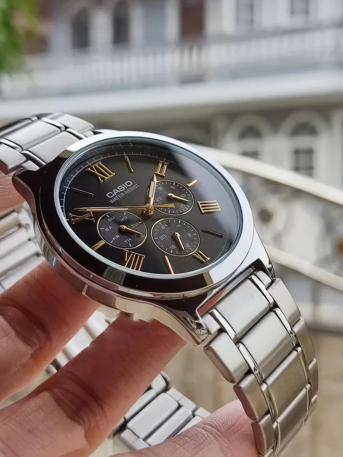 Casio MTP-V300D-1A2UDF – Stile classico con anima moderna
Un orologio elegante che unisce tradizione e praticità. Il Casio MTP-V300D-1A2UDF si distingue per il suo quadrante nero profondo, arricchito da numeri romani color oro che donano un tocco di classe senza tempo. Il tutto racchiuso in una cassa in acciaio da 44 mm, pensata per chi ama distinguersi con discrezione.

Caratteristiche principali:

Quadrante nero con numeri romani oro: Un contrasto elegante che richiama lo stile classico.

Cassa rotonda in