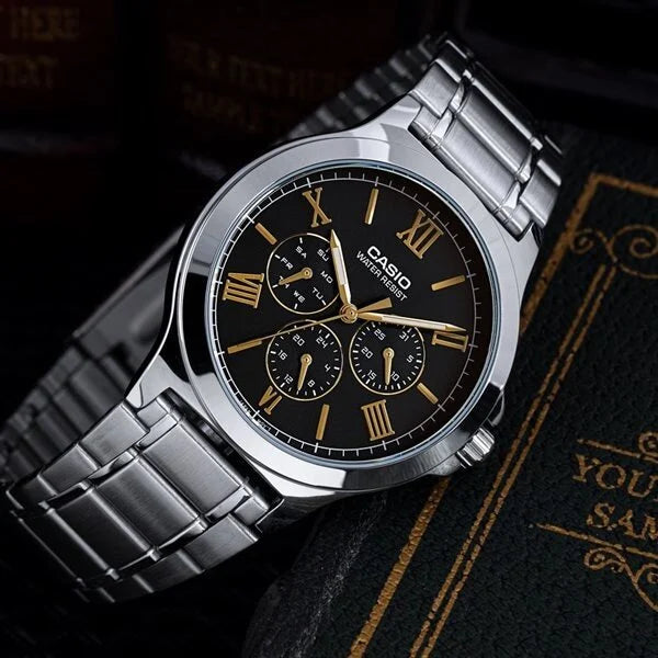Casio MTP-V300D-1A2UDF – Stile classico con anima moderna
Un orologio elegante che unisce tradizione e praticità. Il Casio MTP-V300D-1A2UDF si distingue per il suo quadrante nero profondo, arricchito da numeri romani color oro che donano un tocco di classe senza tempo. Il tutto racchiuso in una cassa in acciaio da 44 mm, pensata per chi ama distinguersi con discrezione.

Caratteristiche principali:

Quadrante nero con numeri romani oro: Un contrasto elegante che richiama lo stile classico.

Cassa rotonda in