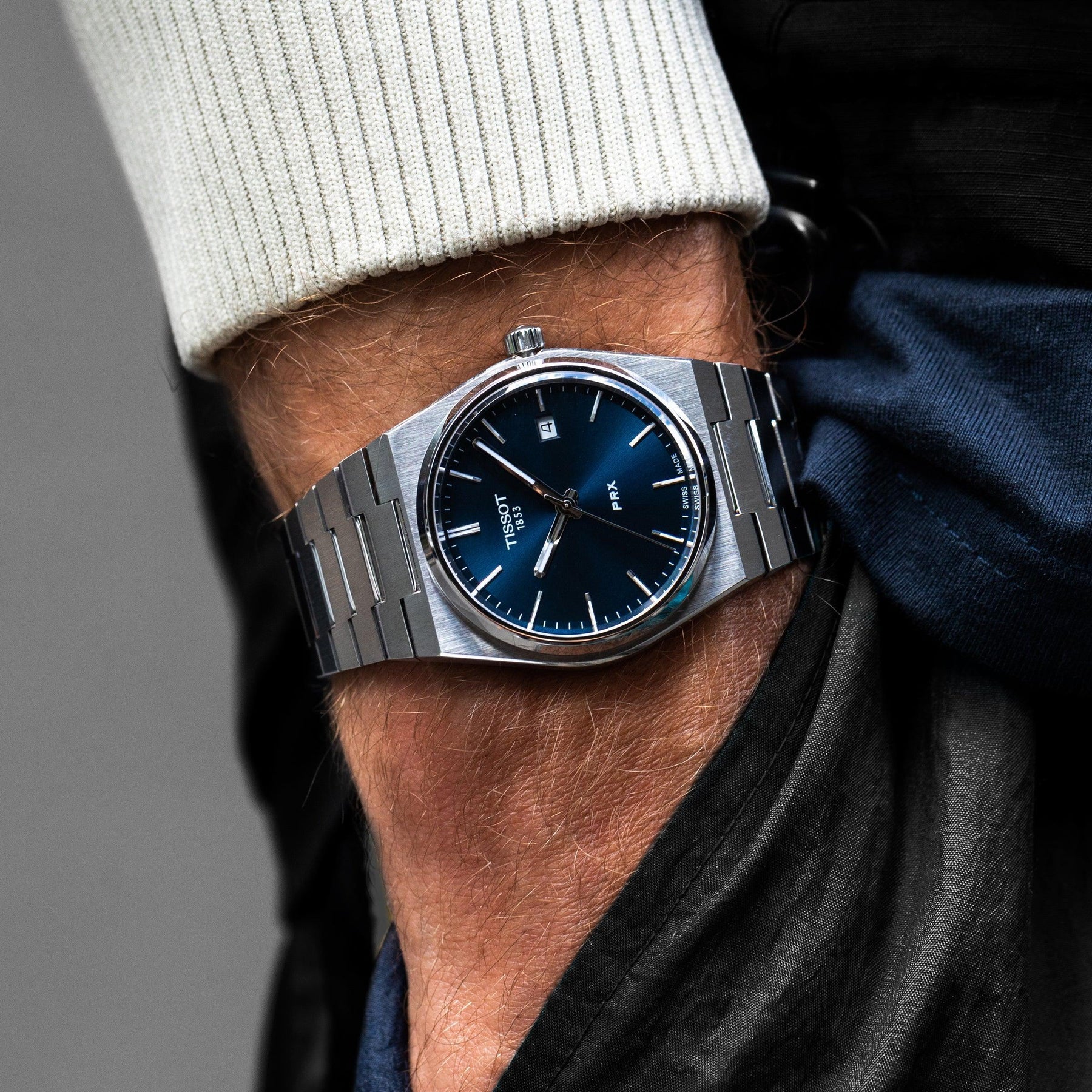 Tissot PRX T137.410.11.041.00 orologio automatico da uomo con quadrante blu e cinturino in acciaio inox – Elegante e sportivo, il Tissot PRX combina design vintage e tecnologia moderna. Movimento automatico Powermatic 80, cassa da 40 mm in acciaio, vetro zaffiro antigraffio e impermeabilità fino a 100 metri. Perfetto per chi cerca un orologio versatile, resistente e di alta precisione.